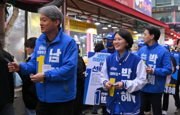 더불어민주당 박지혜 후보가 남편과 함께 거리에서 만나는 시민에게 지지를 호소하고 있다. 박 후보 캠프 제공