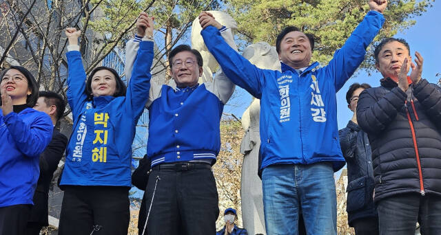 더불어민주당 박지혜 후보가 이재명 당대표와 손을 맞잡고 총선 승리를 다짐하고 있다. 박 후보 캠프 제공