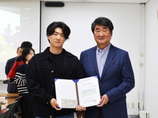 한국체육산업개발 신치용 대표(오른쪽)가 여자탈의실 잠입 ‘여장남자’ 현장 제압한 강사에 감사장 수여하고 있다. [한국체육산업개발 제공]