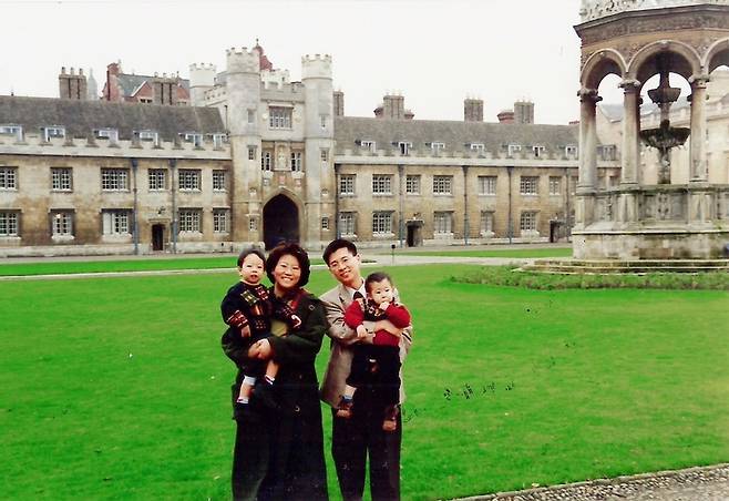 1994년 가을, 영국의 케임브리지에서 두 아들을 품에 안고 있는 부부. / 사진 = 이 후보 제공