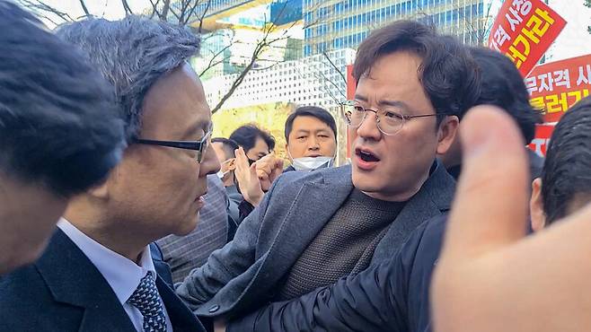 ▲고한석 언론노조 YTN지부장은 김백 사장을 막아서고“공언련 활동 하셨지 않나. 후쿠시마 오염수 우려가 스토킹인가? 해직사태 또 일으킬 건가?”등을 물으며 강력히 항의하고 있다.