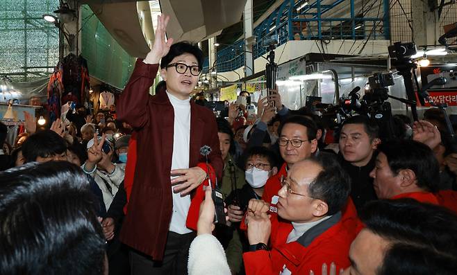 국민의힘 한동훈 비상대책위원장이 지난달 21일 대구 중구 서문시장을 방문해 시민들에게 발언하고 있다. 2024.3.21 [공동취재]
    psik@yna.co.kr
(끝)