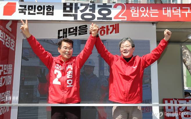 (대전=뉴스1) 김기태 기자 = 유승민 전 의원이 1일 대전 대덕구 법동 일원에서 박경호 국민의힘 국회의원 대덕구 후보의 지지를 호소하고 있다. 2024.4.1/뉴스1  Copyright (C) 뉴스1. All rights reserved. 무단 전재 및 재배포,  AI학습 이용 금지. /사진=(대전=뉴스1) 김기태 기자