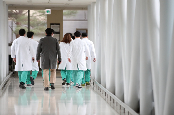 윤석열 대통령이 '의과대학 2000명 증원'을 고수하는 입장의 대국민 담화문을 발표하자 의료계에서는 반복되는 논쟁에 답답하다는 반응이다. 지난달 28일 서울 소재 한 대학병원에서 의료진이 이동하고 있다. /사진=뉴스1