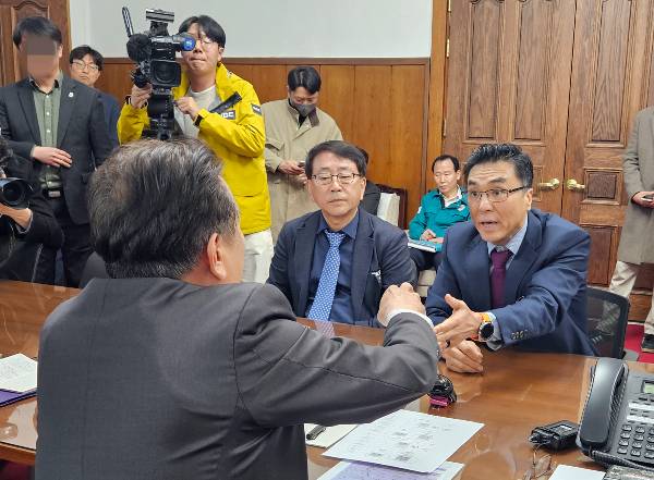 충북대학교 의과대학이 증원으로 환자 수가 늘면 중증환자 비율이 줄어 상급종합병원 자격을 박탈당할 수 있다는 우려가 나오고 있다. 지난달 25일 충북도청 회의실에서 배장환(오른쪽) 충북대의대·병원 교수회 비대위원장이 김영환(왼쪽) 충북지사에게 의대 정원 증원에 대한 반대 의견을 피력하고 있다. /사진=뉴시스