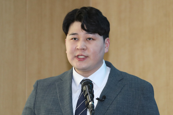 사직한 개인 전공의들이 환자들의 불안과 불편을 해소하기 위해 전국 암 환자·만성질환자 분류 프로젝트를 시작한다고 밝히며 환자와 의사의 신뢰를 강조했다. 류옥하다씨가 2일 오전 서울 종로구 센터포인트빌딩 회의실에서 젊은의사(전공의·의대생) 동향조사 결과 브리핑을 하고 있다. /사진=뉴스1