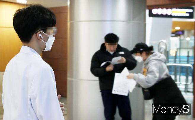 전의교협이 윤석열 대통령에게 의료현장을 떠난 전공의들에게 먼저 손을 내밀어 현재의 의료사태를 해결해달라고 간곡히 부탁했다. 서울에 위치한 대학병원의 모습. /사진=임한별 기자