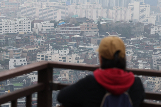 3월 28일 오후 서울 남산에서 바라본 주택 밀집지역 모습. 뉴시스