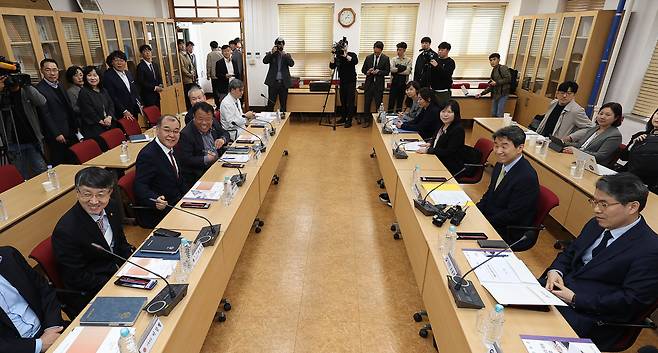이주호 사회부총리 겸 교육부 장관이 지난 1일 경북대학교 의과대학를 찾아 간담회를 열고 있다. [교육부 제공]