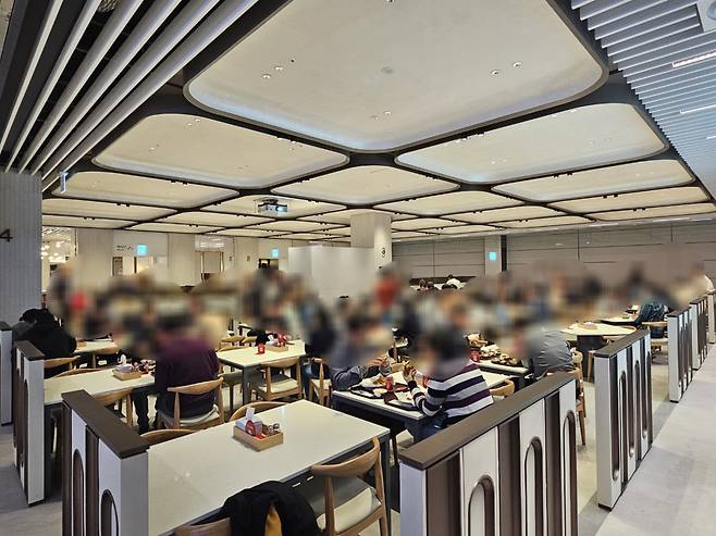 푸드코트 형식의 이스트키친에서 임직원들이 점심식사를 하고 있다. LG트윈타워 저층부 공용공간 리모델링으로 지하1층에는 1600석 이상의 좌석이 마련됐다. 김민지 기자