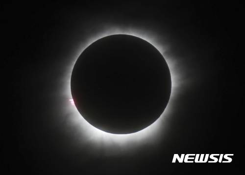 [캔사스시티=AP/뉴시스]오는 8일(현지시각) 미국, 캐나다, 멕시코 등 북미 대륙을 관통하는 개기일식이 펼쳐진다. 사진은 2016년 3월 9일 인도네시아 벨리퉁에서 관측됐던 개기일식의 모습. 2017.08.21