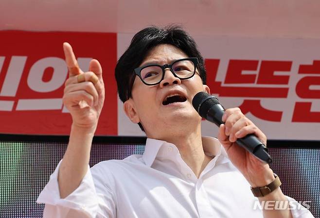 [천안=뉴시스] 추상철 기자 = 한동훈 국민의힘 비상대책위원장이 2일 충남 천안시에서 열린 '국민의힘으로 천안살리기' 성성호수공원 지원유세에서 충남 천안시을 이정만 후보 지지를 호소하고 있다. (공동취재) 2024.04.02. photo@newsis.com