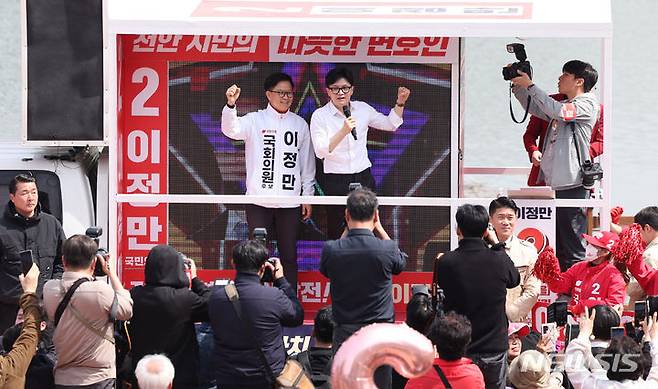 [천안=뉴시스] 추상철 기자 = 한동훈 국민의힘 비상대책위원장이 2일 오전 충남 천안시 서북구 성성호수공원에서 열린 ‘국민의힘으로 천안살리기’ 지원유세에서 이정만 천안시을 후보의 지지를 호소하고 있다. 2024.04.02. scchoo@newsis.com
