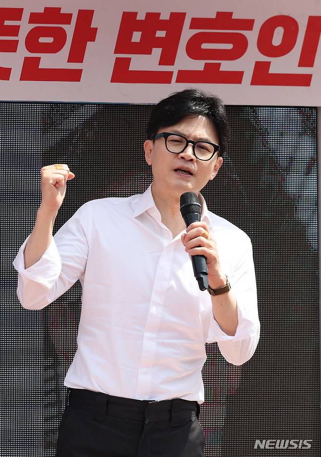 [천안=뉴시스] 추상철 기자 = 한동훈 국민의힘 비상대책위원장이 2일 오전 충남 천안시 서북구 성성호수공원에서 열린 ‘국민의힘으로 천안살리기’ 지원유세에서 이정만 천안시을 후보의 지지를 호소하고 있다. 2024.04.02. scchoo@newsis.com