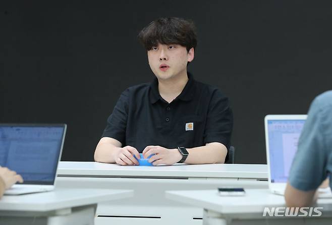 [서울=뉴시스] 최진석 기자 = 박단 신임 대한전공의협의회장이 지난해 8월18일 오후 서울 용산구 대한의사협회 회관 대강당에서 열린 '제27기 대한전공의협의회 회장 선거 개표'에서 당선 후 기자들과 인터뷰를 하고 있다. 2023.08.18. myjs@newsis.com