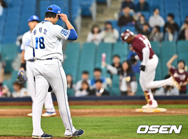 [OSEN=대구, 이석우 기자] 2일 대구 삼성라이온즈파크에서 2024 신한 SOL 뱅크 KBO 리그 삼성 라이온즈와 키움 히어로즈의 경기가 열렸다. 7년 차 우완 김선기를 선발로 내세운 키움 히어로즈와 시즌 첫 맞대결 벌이는 삼성 라이온즈는 ‘푸른피 에이스’ 원태인을 선발로 올렸다.삼성 라이온즈 원태인이 4회초 무사 1루 키움 히어로즈 도슨에게 우월 2점 홈런을 맞고 아쉬워하고 있다. 2024.04.02 / foto0307@osen.co.kr