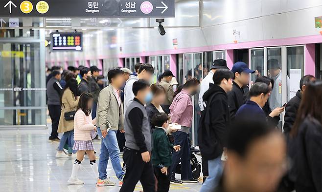지난 3월 31일 서울 수도권 광역급행철도(GTX)-A 수서역에서 승객들이 열차에 탑승하고 있다. GTX-A 수서∼동탄 구간은 전날 첫 운행을 시작했다. 연합뉴스