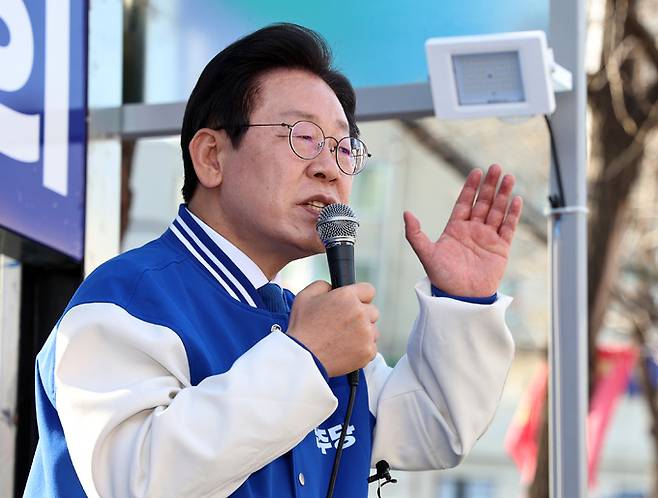 이재명 더불어민주당 대표 겸 상임공동선대위원장이 지난 1일 오후 인천 미추홀구 용현시장에서 남영희(인천 동구미추홀구을) 후보 지원유세를 하고 있다. 인천=뉴스1