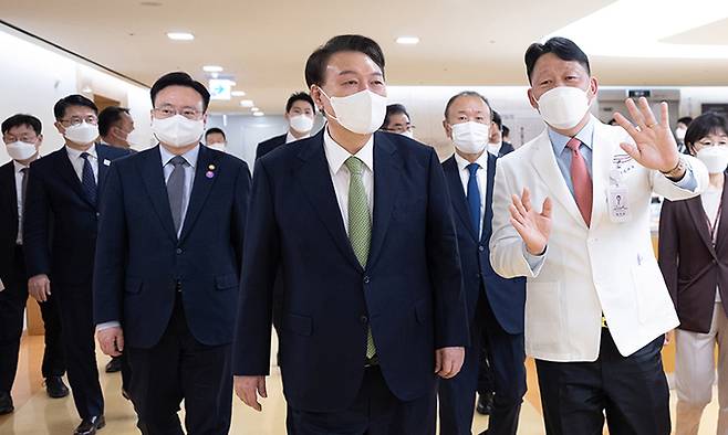 윤석열 대통령이 1일 대전 유성구 유성선병원을 찾아 병원장과 함께 수술 참관실로 이동하고 있다. 대통령실 제공