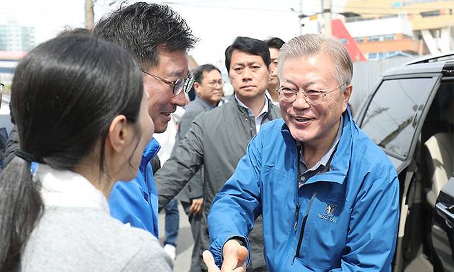 문재인 전 대통령이 2일 울산시 동구 보성학교 전시관에서 더불어민주당 김태선 울산 동구 총선 후보 내외와 악수를 하고 있다. 뉴스1