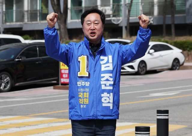 제22대 국회의원선거 수원정에 출마한 더불어민주당 김준혁 후보가 2일 경기도 수원시 영통구의 한 아파트 단지에서 시민들과 인사하고 있다. 연합뉴스