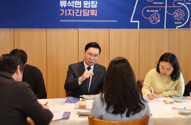 한국기계연구원 류석현(맞은편 오른쪽 두번째) 원장이 기자간담회를 갖고 Digital-KIMM 달성의지를 밝히고 있다. 사진제공=한국기계연구원