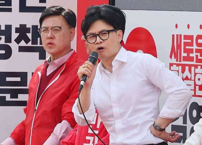 한동훈 국민의힘 비상대책위원장 겸 총괄 선거대책위원장이 2일 충남 아산시 온양온천역 앞 광장에서 김영석(충남 아산시갑) 후보, 전만권(충남 아산시을) 후보에 대한 지지를 호소하고 있다. ⓒ연합뉴스
