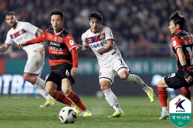 수원FC와 포항 스틸러스의 경기. /사진제공=한국프로축구연맹