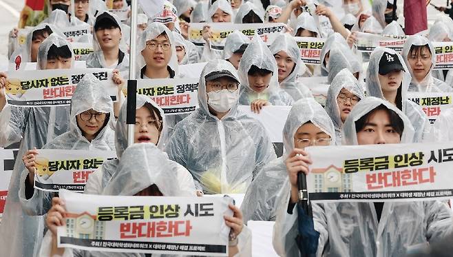 민주당 계열의 총선 공약집에는 등록금 인하 정책이 끊이지 않는다.[사진=연합뉴스]