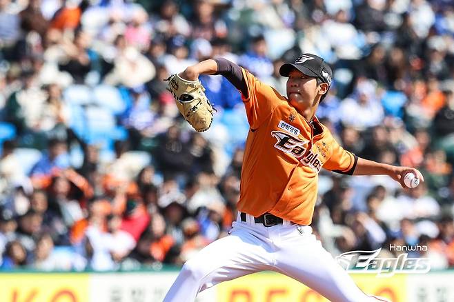 한화 이글스 신인 투수 황준서가 3월 31일 대전 한화생명이글스파크에서 열린 2024 신한 SOL Bank KBO리그 KT 위즈와의 홈경기에 선발 등판해 투구하고 있다. 황준서는 이날 5이닝 3피안타 1피홈런 2사구 5탈삼진 1실점으로 기대 이상의 피칭을 선보였다. 고졸 신인 데뷔전 선발승을 따내며 실력을 입증했다. 한화는 14-3으로 대승을 거두며 7연승을 달렸다. 한화 이글스 제공