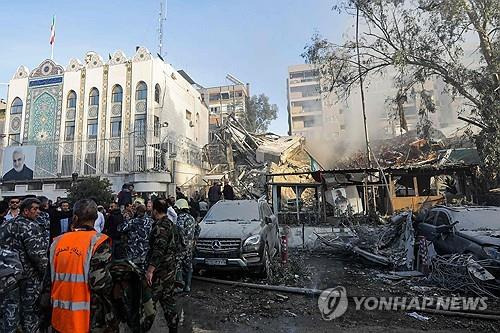 폭격받아 무너진 시리아 주재 이란 영사관 [AFP=연합뉴스]
