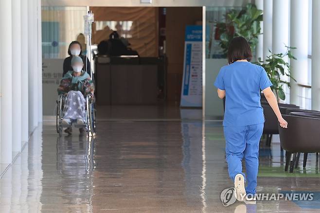 의정갈등 언제까지 (서울=연합뉴스) 서대연 기자 = 의대 정원 증원을 둘러싼 의정갈등이 이어지고 있는 가운데 31일 서울 시내 한 대형병원에서 의료 관계자와 환자 등이 이동하고 있다. 2024.3.31 dwise@yna.co.kr