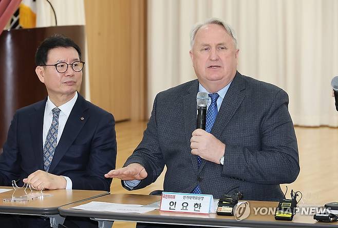 인사말 하는 인요한 선대위원장 (서울=연합뉴스) 이정훈 기자 = 국민의미래 인요한 선거대책위원장이 2일 서울 여의도 이룸센터에서 열린 장애인단체-국민의미래 정책간담회에서 인사말을 하고 있다. 2024.4.2 uwg806@yna.co.kr