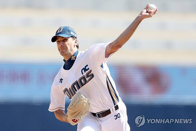 NC 새 외국인 투수 하트 역투 (창원=연합뉴스) 김동민 기자 = 10일 오후 창원NC파크에서 열린 KBO 프로야구 KIA 타이거즈와 NC 다이노스 시범 경기. 1회 초 NC 새 외국인 투수 하트가 역투하고 있다. 2024.3.10 image@yna.co.kr