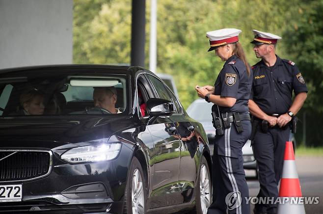 검문하는 오스트리아 경찰 [EPA 연합뉴스 자료사진. 재판매 및 DB 금지]