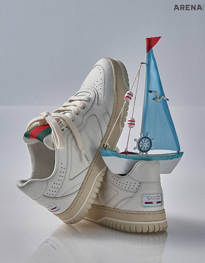 은은한 광택이 흐르는 화이트 레더 소재의 리웹 스니커즈 149만원 구찌 제품.