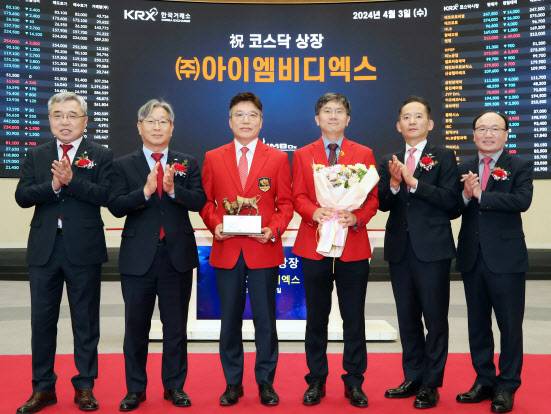 채남기(왼쪽부터) 한국IR협의회 회장, 홍순욱 한국거래소 코스닥시장본부장, 김태유 아이엠비디엑스 대표이사, 문성태 아이엠비디엑스 대표이사, 강성범 미래에셋증권 부사장, 강왕락 코스닥협회 부회장이 3일 한국거래소 서울사옥에서 아이엠비디엑스의 상장기념식을 마친 뒤 기념사진을 찍고 있다. (사진=한국거래소)