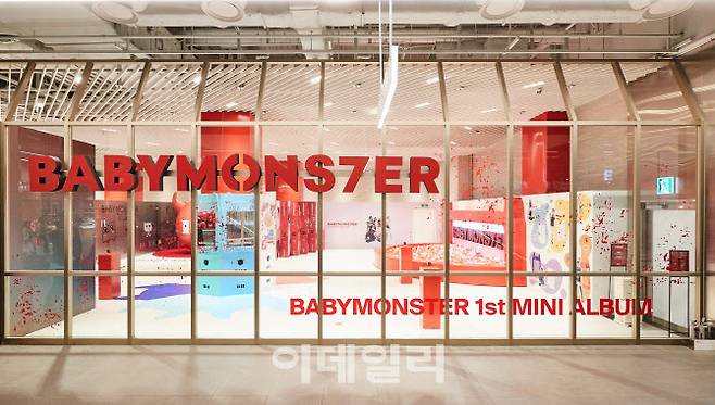 더현대 서울 지하 1층에서 진행 중인 ‘베이비몬스터 1st 미니 앨범 베이비몬스터 팝업스토어’ 전경. (사진=현대백화점그룹)