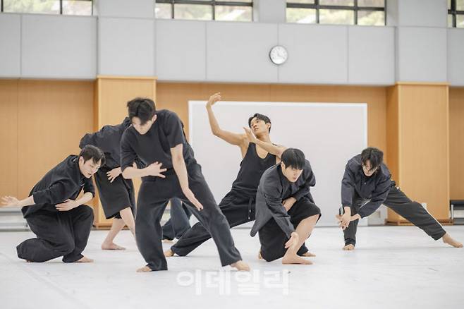 3일 서울 중구 국립극장에서 열린 국립무용단 신작 ‘사자의 서’ 기자간담회에 앞서 단원들이 주요 장면을 시연하고 있다. (사진=국립극장)