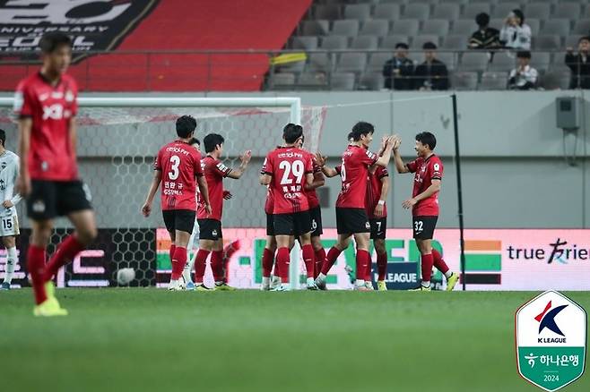 조영욱의 선제골이 터지자 기뻐하는 FC서울 선수들