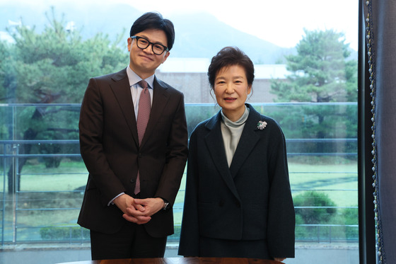 지난달 26일 대구 달성군 사저에서 만난 박근혜 전 대통령과 한동훈 국민의힘 비대위원장. [국민의힘 제공]