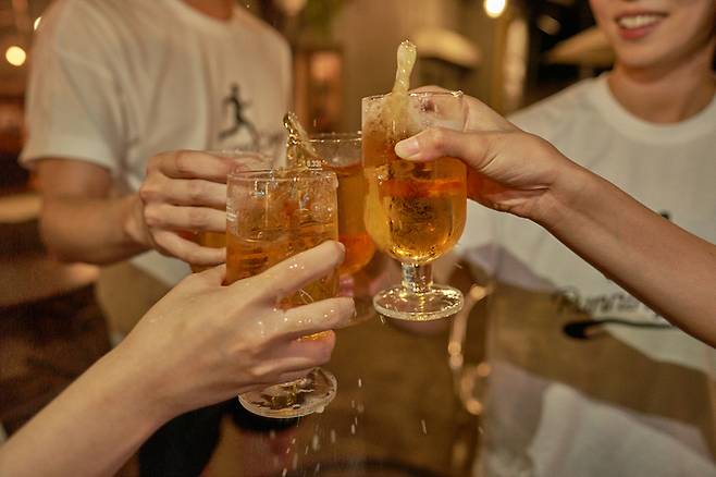 알코올이 근단백질 합성을 촉진하는 류신 아미노산의 효과를 떨어트려 근육 형성을 방해할 수 있다. [사진=게티이미지뱅크]