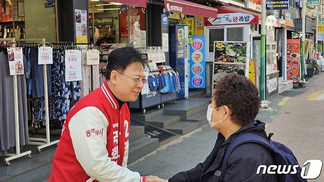 2일 오전 서울 동작구 성대시장에서 주민과 인사를 나누는 장진영  국민의힘 동작갑 후보(장 후보 캠프 제공)