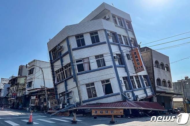 화롄 지역의 건물 한쪽이 무너져 가라 앉았다. 2024.04.03 ⓒ AFP=뉴스1 ⓒ News1 정지윤 기자