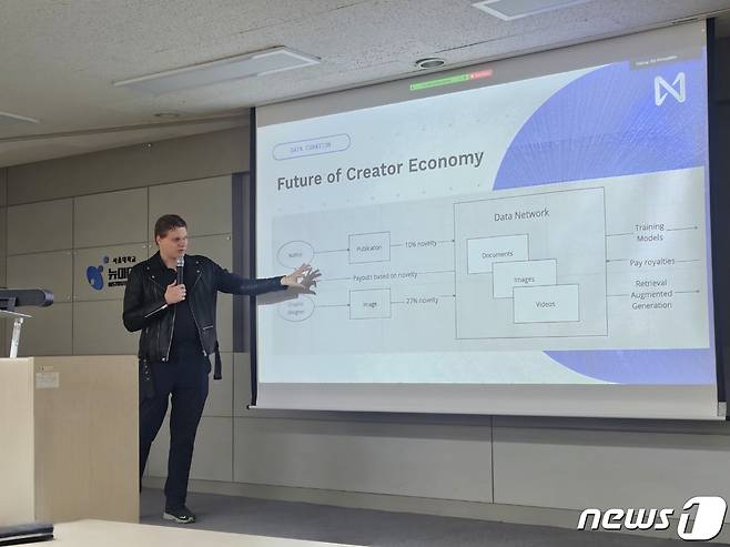 일리야 폴로수킨 니어프로토콜 최고경영자(CEO)가 3일 서울대학교 뉴미디어통신공동연구소에서 강연하고 있다.