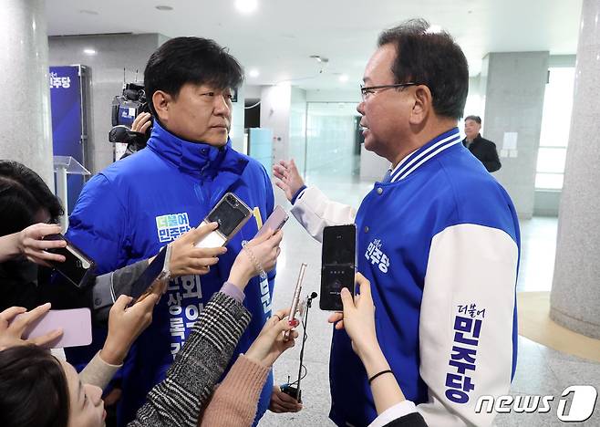 김부겸 더불어민주당 상임공동선대위원장이 17일 오전 서울 여의도 국회 의원회관 로비에서 '노무현 비하' 논란에 휩싸인 양문석 경기 안산갑 예비후보에게 결단을 촉구하고 있다.  (공동취재) 2024.3.17/뉴스1 ⓒ News1 송원영 기자