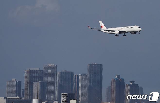 일본 하네다 국제공항 인근에서 일본항공(JAL) 비행기가 착륙하기 위해 접근하고 있다. <자료사진>2023.04.29/ ⓒ 로이터=뉴스1 ⓒ News1 권진영 기자