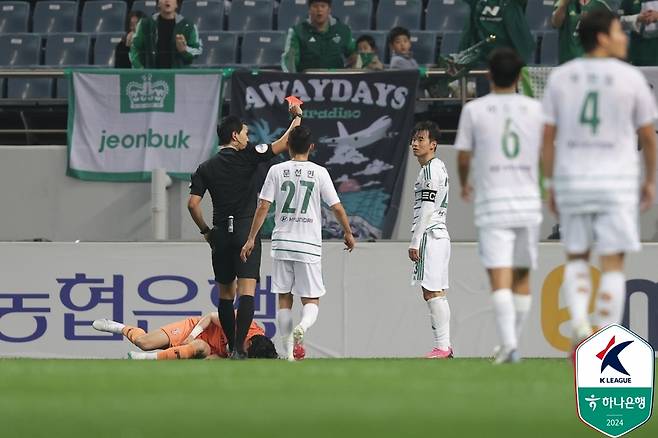 제주 유나이티드 원정에서 퇴장 당한 김진수. (한국프로축구연맹 제공)