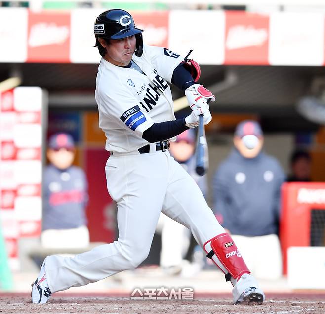 SSG 3번타자 최정이 24일 인천SSG랜더스필드에서 열린 ‘2024 신한 SOL 뱅크 KBO리그’ SSG랜더스와 롯데자이언츠 시즌 2차전 7회말 1사 1,2루에서 좌월 3점홈런을 터트린 후 홈인하고 있다. 문학 | 강영조기자 kanjo@sportsseoul.com