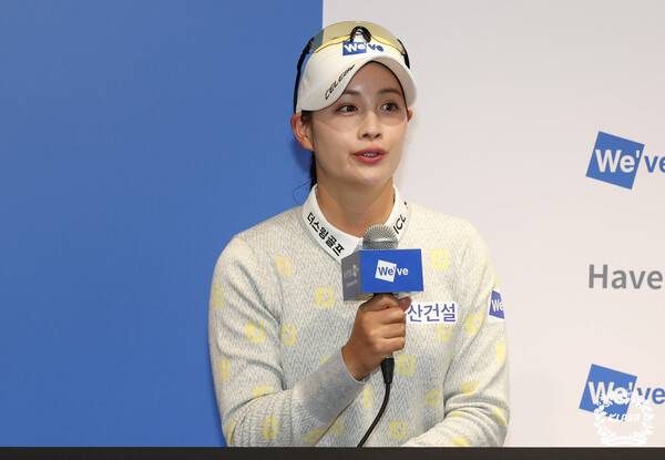 3일 한국여자프로골프(KLPGA) 투어 국내 개막전인 '두산건설 위브 챔피언십(총상금 12억 원·2억 1천6백만 원)'이 제주도 서귀포시에 위치한 테디밸리 골프앤리조트(파72·6685야드)에서 4일 개막에 앞서 공식 기자회견이 진행됐다.&nbsp; 박결(28·두산건설 위브)이 이번 대회 목표를 발언하는 장면. 사진┃KLPGA